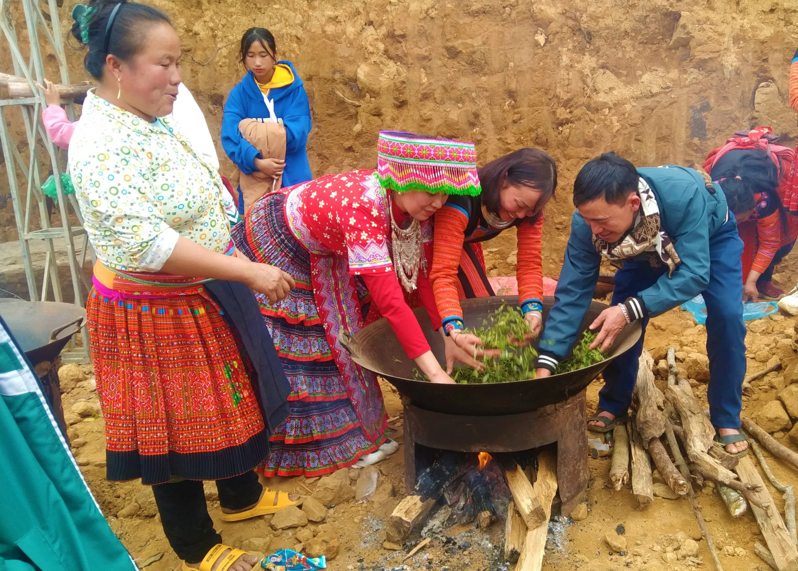 Trà Đỏ Sơn La: Du Lịch Khám Phá Vị Đặc Trưng từ Vùng Núi Tây Bắc