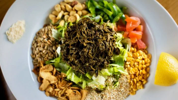 doc-la-voi-mon-salad-tra-xanh-tuoi-ngon-thanh-mat-vi-tra-thom-hoa-quyen-rau-cu-gion-tan